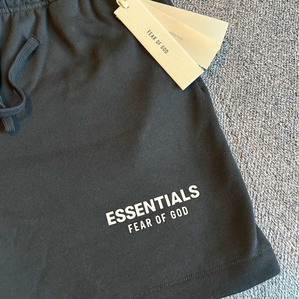 Fear of God Essentials Classic Sweatshort
Jet Black SS25 Size XS - Picture 2 of 8